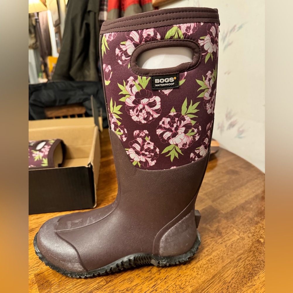 Brand New Never Worn Women’s Bogs- Size 8